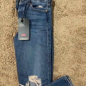 BRAND NEW LEVI JEANS SIZE 26 Women